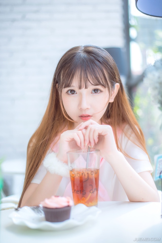 就在众人准备散去的时候，一名小校从议事厅外冲进来，跪在地上凄厉的道：“主公，城上泠苞将军刚刚传来讯息，魏延带领阆中八万大军出绵竹关，已与庞统合兵，此刻已经开始围城了！”
