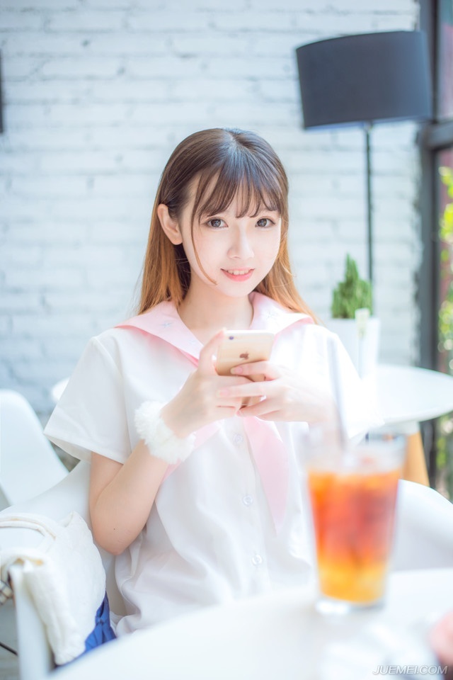 关羽微微退后两步，自有校刀手补上他的位置，将那些胡人挡在外面，要论战阵配合，荆州军或许不如关中兵马训练有素，但比这些西域胡人来说，强了不知道几倍。
