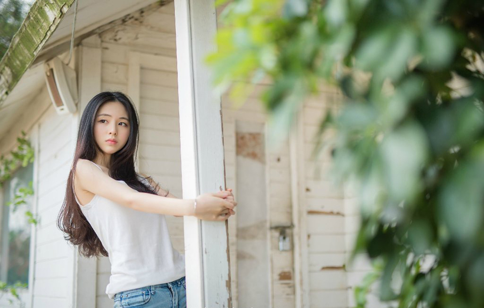 “嗯，这个我记得，叔至还曾问过是否趁机攻入柴桑。”诸葛亮闻言点点头道，言语中也有些无奈，如果换个时机或者局势，那的确是打入江东的一个好机会，至少占据了江夏和柴桑这两处地方，等于是把江东的门户握在手里，江东水军是厉害，但他们完全可以避开水军的弱点，由柴桑走陆路打进江东，可惜眼下的局势不允许，除非有十足的把握能在短时间内把江东给收拾了，否则，只会让双方本就已经降到冰点的关系彻底破裂，再也没有转圜的余地。